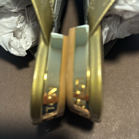 LOUIS VUITTON THONG SANDALS - Picture 3 of 9